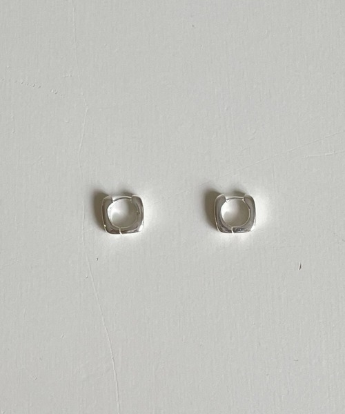 PT（ピーティ）の「Pt(ピーティー) プチスクエアピアス（ピアス（両耳用）・レディース・シルバー/ゴールド・ONE SIZE）」の6枚目の写真