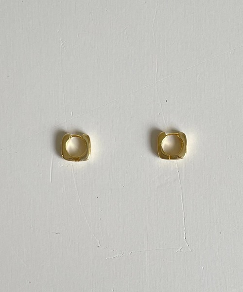 PT（ピーティ）の「Pt(ピーティー) プチスクエアピアス（ピアス（両耳用）・レディース・シルバー/ゴールド・ONE SIZE）」の4枚目の写真