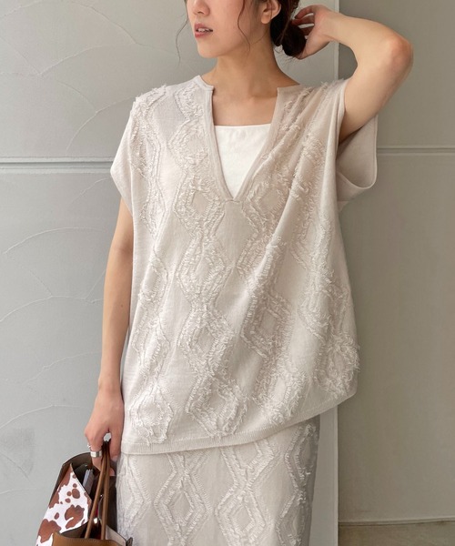 CAPRICIEUX LE'MAGE（カプリシューレマージュ）の「ダイヤフリンジベスト（ニット/セーター・レディース・ブラック/ライトベージュ・FREE）」の2枚目の写真