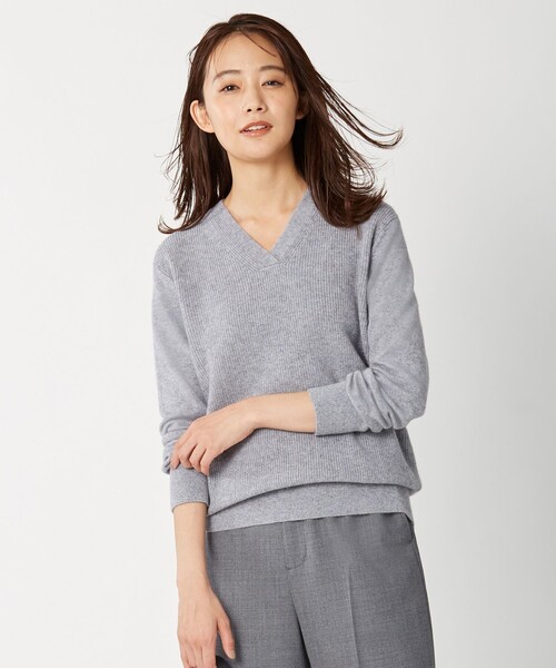 J.PRESS Ladies(J.プレス レディス)の「【洗える】CASHMERE BLEND Vネック ニット(ニット/セーター・レディース・アイボリー系/ライトグレー系/ベージュ系/ワイン系/ダルブルー系/スモーキーグリーン系/ふじ色系・SMALL)」の2枚目の写真