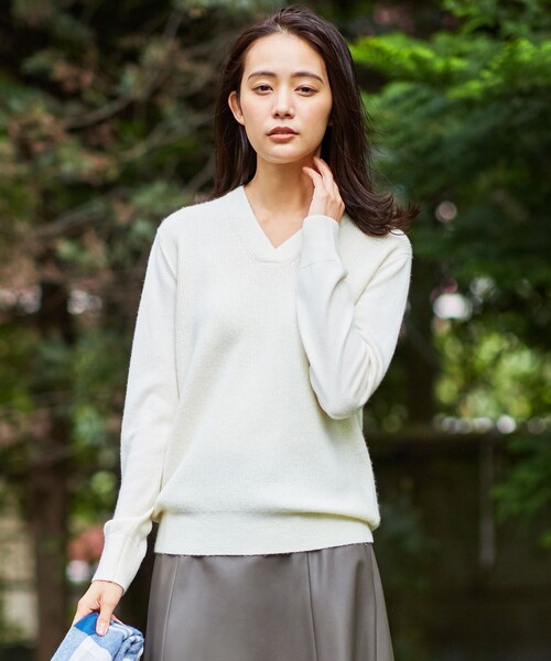 J.PRESS Ladies(J.プレス レディス)の「【洗える】CASHMERE BLEND Vネック ニット(ニット/セーター・レディース・アイボリー系/ライトグレー系/ベージュ系/ワイン系/ダルブルー系/スモーキーグリーン系/ふじ色系・SMALL)」の3枚目の写真