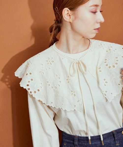 MADEMOISELLE ROPE'(マドモアゼル ロペ)の「【dahl'ia】ケープレースロングスリーブカットソー(Tシャツ/カットソー・レディース・ブラック/キナリ・FREE)」の2枚目の写真