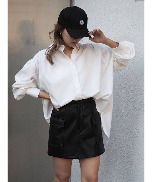 EVRIS（エヴリス）の「ショルダーギャザーチュニックシャツ（シャツ/ブラウス・レディース・ホワイト/ブラック/グリーン・FREE）」の4枚目の写真