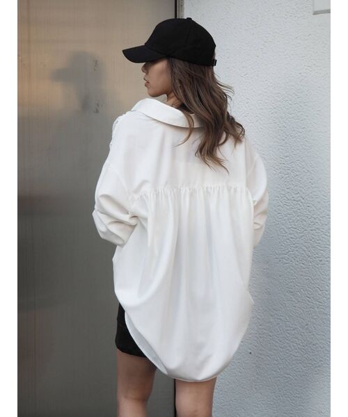 EVRIS（エヴリス）の「ショルダーギャザーチュニックシャツ（シャツ/ブラウス・レディース・ホワイト/ブラック/グリーン・FREE）」の6枚目の写真