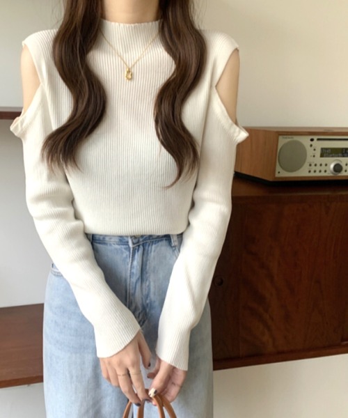Kotoe(コトエ)の「オープンショルダー モックネック リブ ニット(ニット/セーター・レディース・ホワイト/ブラック/ベージュ/オフホワイト・FREE)」の2枚目の写真