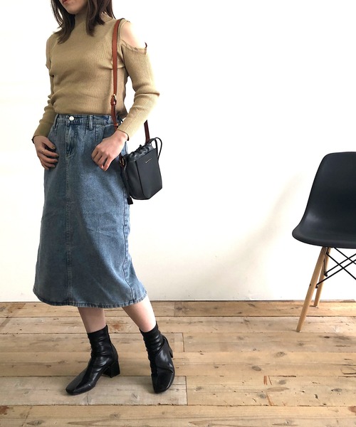 Kotoe(コトエ)の「オープンショルダー モックネック リブ ニット(ニット/セーター・レディース・ホワイト/ブラック/ベージュ/オフホワイト・FREE)」の10枚目の写真