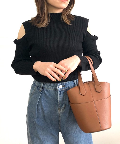 Kotoe(コトエ)の「オープンショルダー モックネック リブ ニット(ニット/セーター・レディース・ホワイト/ブラック/ベージュ/オフホワイト・FREE)」の9枚目の写真