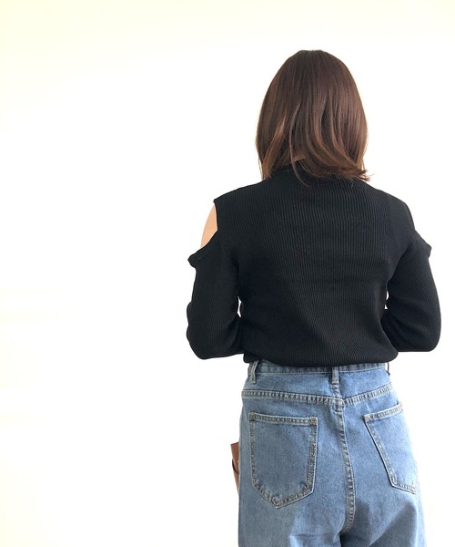 Kotoe(コトエ)の「オープンショルダー モックネック リブ ニット(ニット/セーター・レディース・ホワイト/ブラック/ベージュ/オフホワイト・FREE)」の7枚目の写真