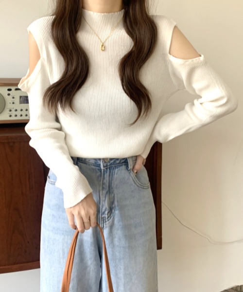 Kotoe(コトエ)の「オープンショルダー モックネック リブ ニット(ニット/セーター・レディース・ホワイト/ブラック/ベージュ/オフホワイト・FREE)」の5枚目の写真