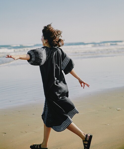 Freada（フリーダ）の「Freada/フリーダ インドコード刺繍ワンピース（シャツワンピース・レディース・ブラック/ホワイト・ﾌﾘ-）」の21枚目の写真