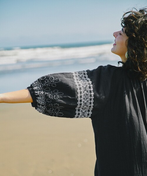 Freada（フリーダ）の「Freada/フリーダ インドコード刺繍ワンピース（シャツワンピース・レディース・ブラック/ホワイト・ﾌﾘ-）」の3枚目の写真