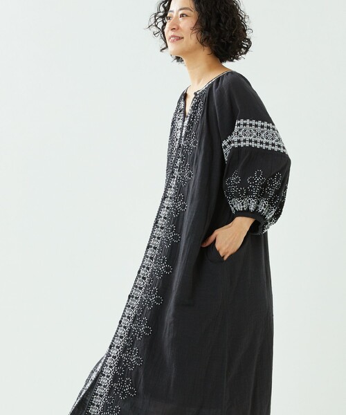 Freada（フリーダ）の「Freada/フリーダ インドコード刺繍ワンピース（シャツワンピース・レディース・ブラック/ホワイト・ﾌﾘ-）」の18枚目の写真