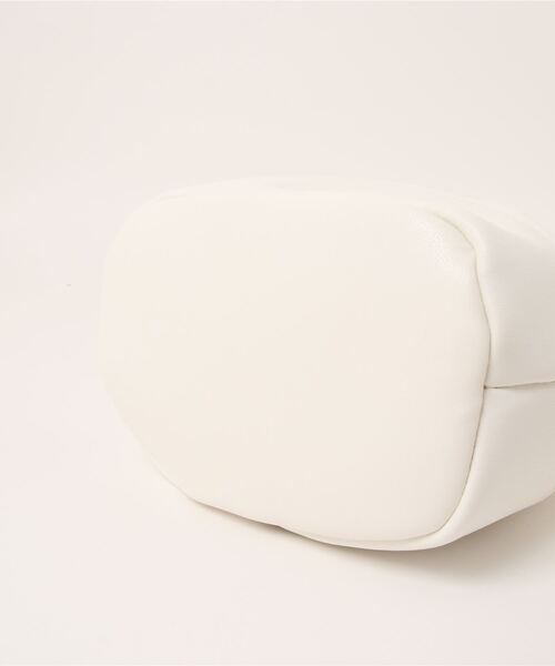 Lugnoncure(ルノンキュール)の「合皮巾着バッグ(ハンドバッグ・レディース・ブラック/オフホワイト/イエロー・フリ-)」の4枚目の写真