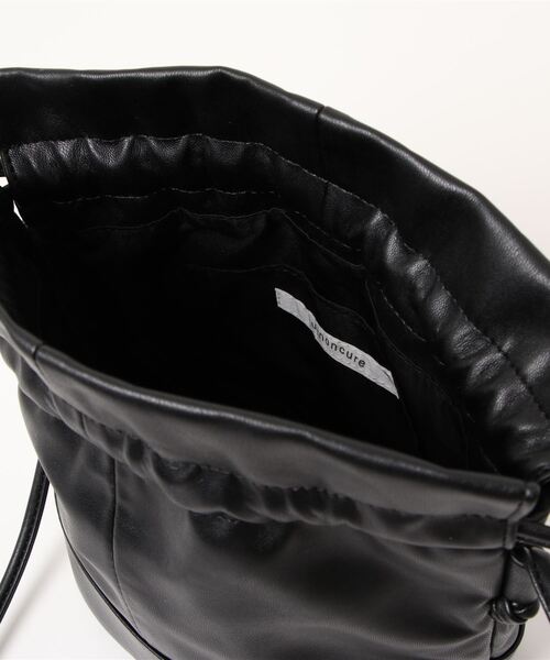 Lugnoncure(ルノンキュール)の「合皮巾着バッグ(ハンドバッグ・レディース・ブラック/オフホワイト/イエロー・フリ-)」の7枚目の写真