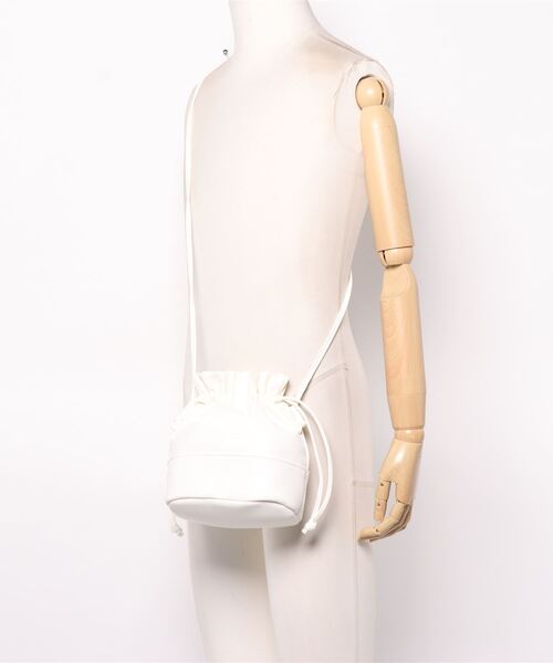 Lugnoncure(ルノンキュール)の「合皮巾着バッグ(ハンドバッグ・レディース・ブラック/オフホワイト/イエロー・フリ-)」の9枚目の写真