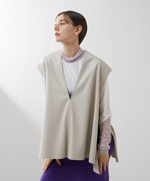 Lui's（ルイス）の「Vネックエコレザーベスト(セットアップ対応)（ベスト・レディース・ブラック/ライトベージュ・FREE）」の2枚目の写真