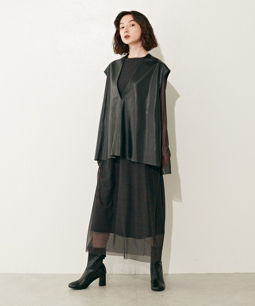 Lui's（ルイス）の「Vネックエコレザーベスト(セットアップ対応)（ベスト・レディース・ブラック/ライトベージュ・FREE）」の11枚目の写真