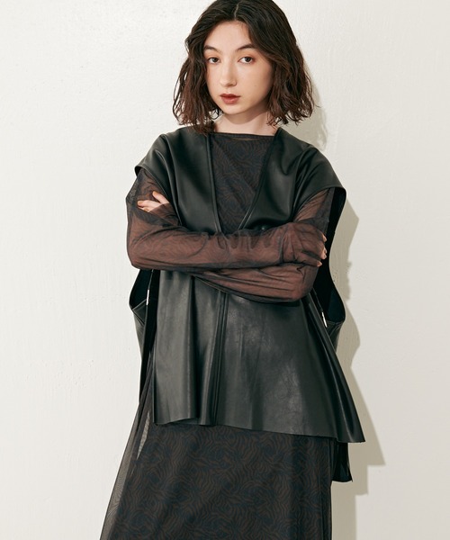 Lui's（ルイス）の「Vネックエコレザーベスト(セットアップ対応)（ベスト・レディース・ブラック/ライトベージュ・FREE）」の7枚目の写真