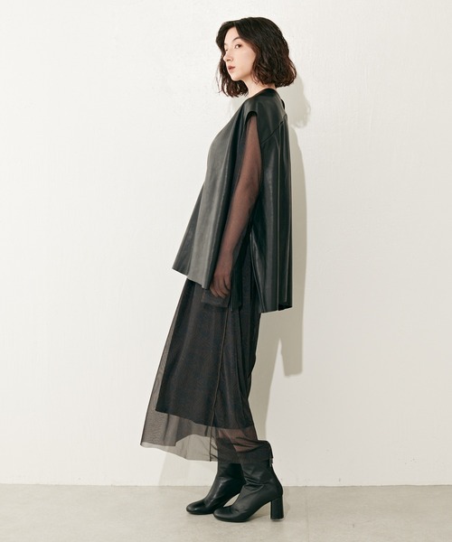 Lui's（ルイス）の「Vネックエコレザーベスト(セットアップ対応)（ベスト・レディース・ブラック/ライトベージュ・FREE）」の4枚目の写真