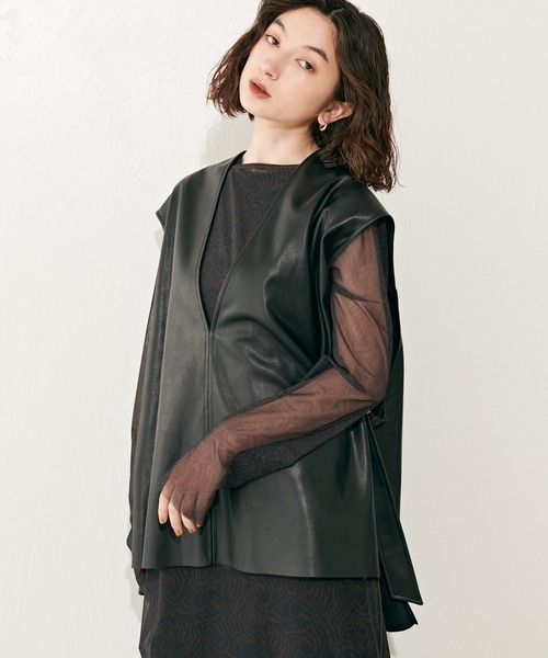 Lui's（ルイス）の「Vネックエコレザーベスト(セットアップ対応)（ベスト・レディース・ブラック/ライトベージュ・FREE）」の9枚目の写真