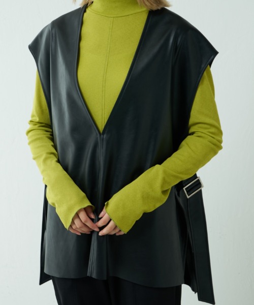 Lui's（ルイス）の「Vネックエコレザーベスト(セットアップ対応)（ベスト・レディース・ブラック/ライトベージュ・FREE）」の5枚目の写真