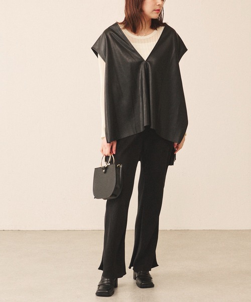 Lui's（ルイス）の「Vネックエコレザーベスト(セットアップ対応)（ベスト・レディース・ブラック/ライトベージュ・FREE）」の18枚目の写真