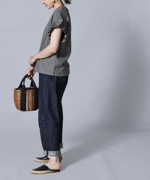 folka（フォルカ）の「【folka（フォルカ）】袖フリルTシャツ（Tシャツ/カットソー・レディース・ホワイト/チャコールグレー/ブラック/ピンクベージュ・ONE SIZE）」の3枚目の写真