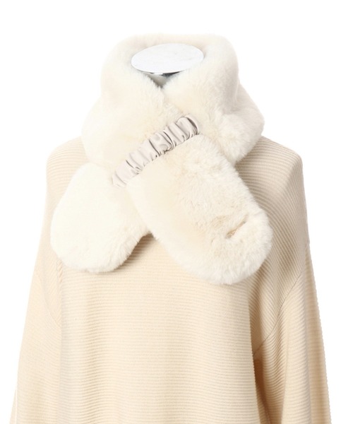 FURLA(フルラ)の「フェイクファー マフラー レザーベルト(マフラー・レディース・ベージュ/ピンク/ライトグレー/オフホワイト/ワインレッド/ライトベージュ/ブラック・FREE)」の20枚目の写真
