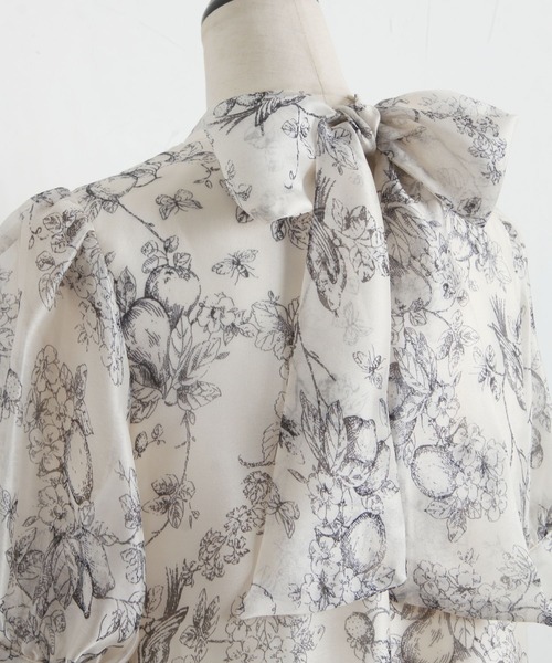tocco closet（トッコ　クローゼット）の「前後２ＷＡＹボウタイリボントワルドジュイシアーブラウス（シャツ/ブラウス・レディース・ベージュ/ブルー・M）」の5枚目の写真