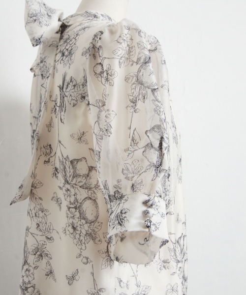 tocco closet（トッコ　クローゼット）の「前後２ＷＡＹボウタイリボントワルドジュイシアーブラウス（シャツ/ブラウス・レディース・ベージュ/ブルー・M）」の17枚目の写真