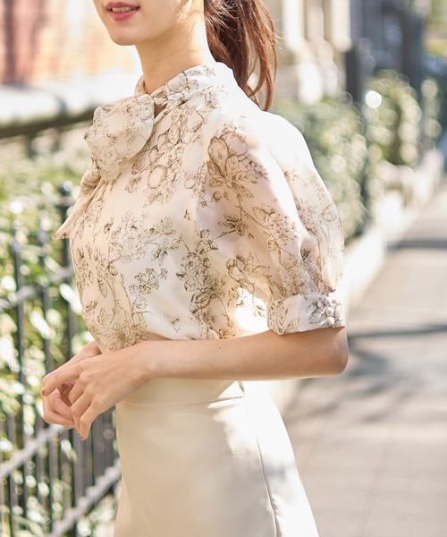 tocco closet（トッコ　クローゼット）の「前後２ＷＡＹボウタイリボントワルドジュイシアーブラウス（シャツ/ブラウス・レディース・ベージュ/ブルー・M）」の12枚目の写真