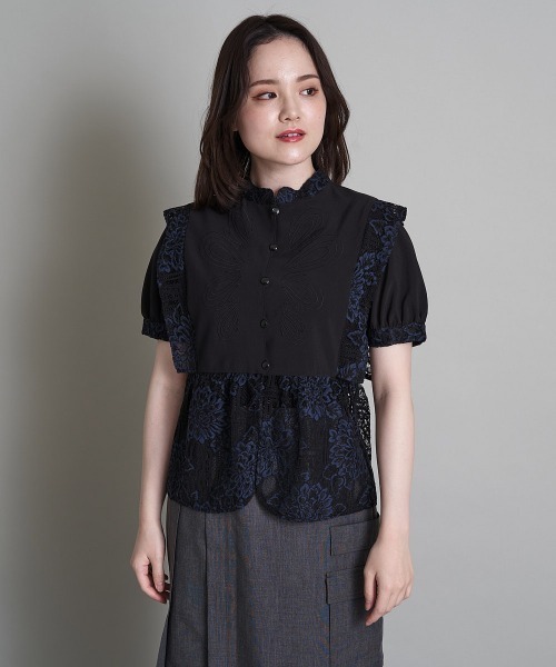 A de a.v.v(アードアー・ヴェ・ヴェ)の「刺繍入りケミカルレースブラウス(シャツ/ブラウス・レディース・ブラック/ベージュ・SMALL/MEDIUM/36/38)」の4枚目の写真