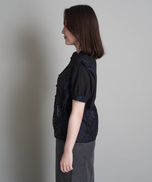 A de a.v.v(アードアー・ヴェ・ヴェ)の「刺繍入りケミカルレースブラウス(シャツ/ブラウス・レディース・ブラック/ベージュ・SMALL/MEDIUM/36/38)」の5枚目の写真