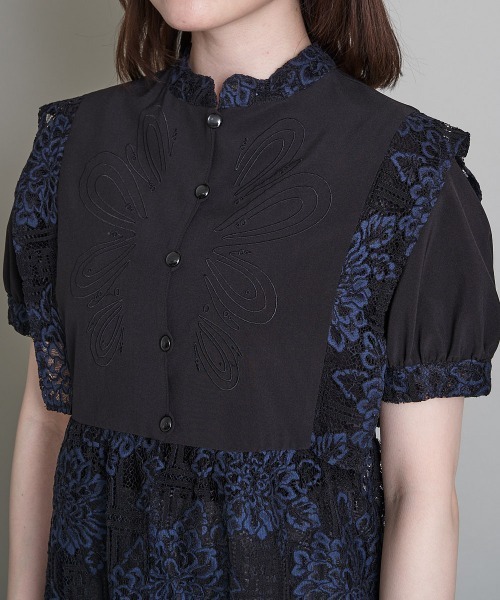 A de a.v.v(アードアー・ヴェ・ヴェ)の「刺繍入りケミカルレースブラウス(シャツ/ブラウス・レディース・ブラック/ベージュ・SMALL/MEDIUM/36/38)」の12枚目の写真