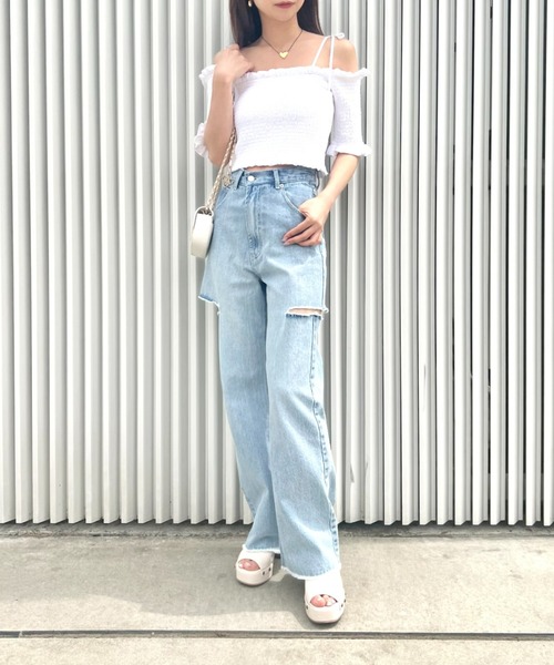 Chico（チコ）の「オフショル2way短丈シャーリングTOPS（Tシャツ