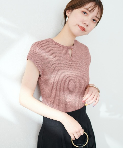 natural couture(ナチュラルクチュール)の「三角あき2WAYノースリラメニット(キャミソール・レディース・ブラック/グリーン/ラベンダー/レンガ/アイボリー・FREE)」の2枚目の写真