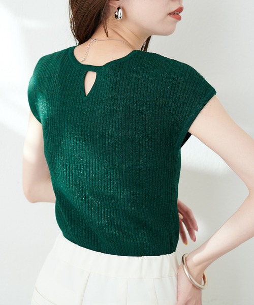 natural couture(ナチュラルクチュール)の「三角あき2WAYノースリラメニット(キャミソール・レディース・ブラック/グリーン/ラベンダー/レンガ/アイボリー・FREE)」の4枚目の写真