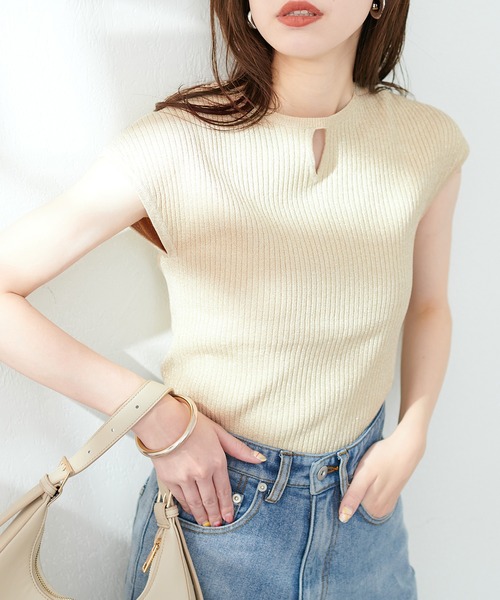 natural couture(ナチュラルクチュール)の「三角あき2WAYノースリラメニット(キャミソール・レディース・ブラック/グリーン/ラベンダー/レンガ/アイボリー・FREE)」の3枚目の写真