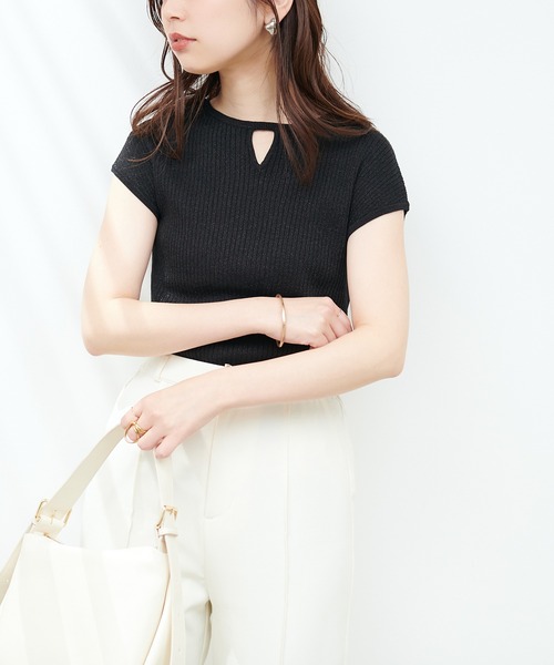 natural couture(ナチュラルクチュール)の「三角あき2WAYノースリラメニット(キャミソール・レディース・ブラック/グリーン/ラベンダー/レンガ/アイボリー・FREE)」の1枚目の写真