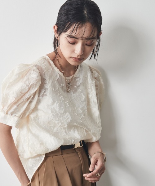 CHIC STYLE（シックスタイル）の「＜大きいサイズ＞カットジャガードパフスリーブブラウス シックスタイル（シャツ/ブラウス・レディース・ベージュ/ブラック・L/LL/3L/4L/5L）」の2枚目の写真