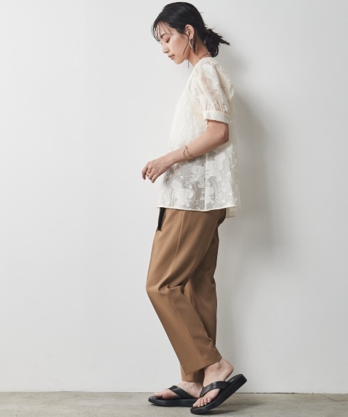 CHIC STYLE（シックスタイル）の「＜大きいサイズ＞カットジャガードパフスリーブブラウス シックスタイル（シャツ/ブラウス・レディース・ベージュ/ブラック・L/LL/3L/4L/5L）」の4枚目の写真