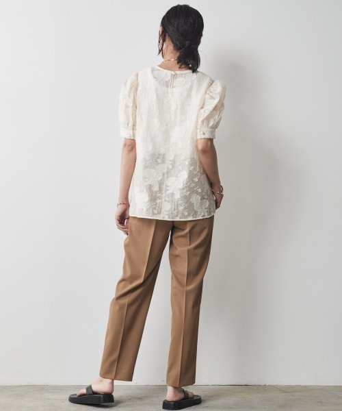 CHIC STYLE（シックスタイル）の「＜大きいサイズ＞カットジャガードパフスリーブブラウス シックスタイル（シャツ/ブラウス・レディース・ベージュ/ブラック・L/LL/3L/4L/5L）」の5枚目の写真