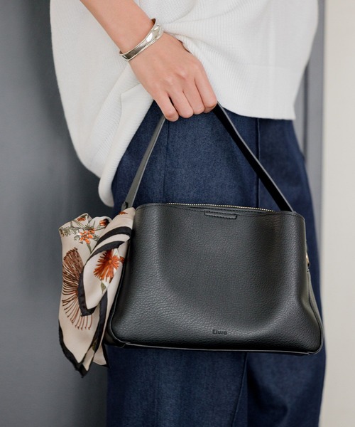 Elura（エルーラ）の「＜2023春ver＞リュクスエアリー2wayショルダー（ハンドバッグ・レディース・ブラック/ベージュ/イエロー・ONE SIZE）」の2枚目の写真