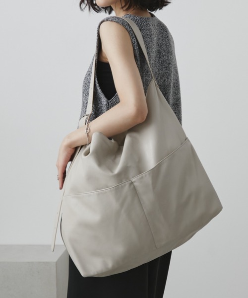 Aunt Marie's（アントマリーズ）の「フェイクレザーBIGショルダーバッグ【PC/A4サイズ収納可/通勤・通学にもオススメ】（ショルダーバッグ・レディース・キャメル/ブラック/ベージュ・FREE）」の14枚目の写真