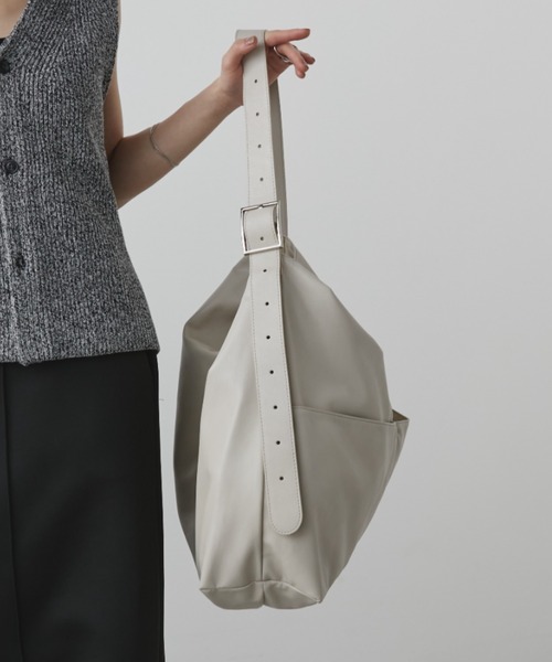 Aunt Marie's（アントマリーズ）の「フェイクレザーBIGショルダーバッグ【PC/A4サイズ収納可/通勤・通学にもオススメ】（ショルダーバッグ・レディース・キャメル/ブラック/ベージュ・FREE）」の15枚目の写真