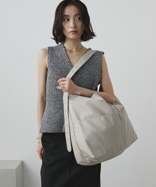 Aunt Marie's（アントマリーズ）の「フェイクレザーBIGショルダーバッグ【PC/A4サイズ収納可/通勤・通学にもオススメ】（ショルダーバッグ・レディース・キャメル/ブラック/ベージュ・FREE）」の11枚目の写真