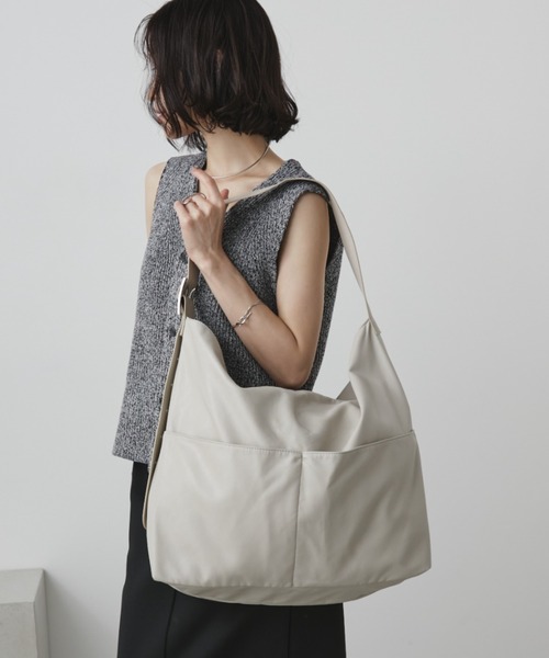 Aunt Marie's（アントマリーズ）の「フェイクレザーBIGショルダーバッグ【PC/A4サイズ収納可/通勤・通学にもオススメ】（ショルダーバッグ・レディース・キャメル/ブラック/ベージュ・FREE）」の9枚目の写真