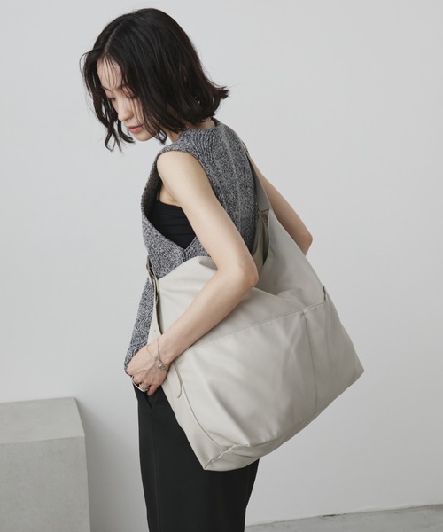 Aunt Marie's（アントマリーズ）の「フェイクレザーBIGショルダーバッグ【PC/A4サイズ収納可/通勤・通学にもオススメ】（ショルダーバッグ・レディース・キャメル/ブラック/ベージュ・FREE）」の10枚目の写真