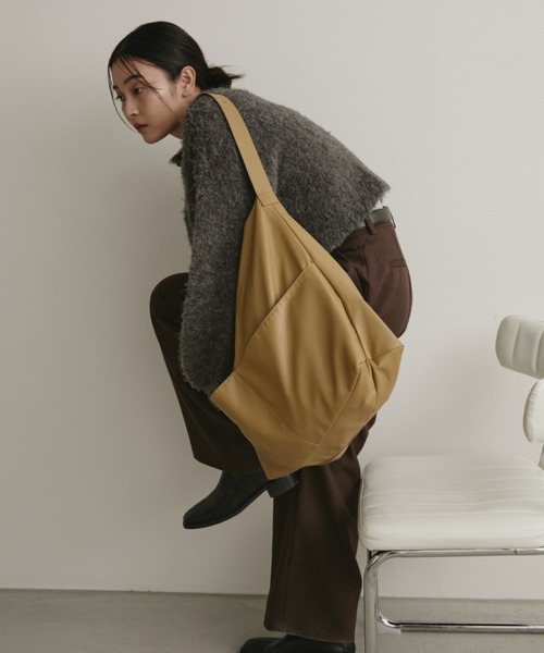 Aunt Marie's（アントマリーズ）の「フェイクレザーBIGショルダーバッグ【PC/A4サイズ収納可/通勤・通学にもオススメ】（ショルダーバッグ・レディース・キャメル/ブラック/ベージュ・FREE）」の18枚目の写真