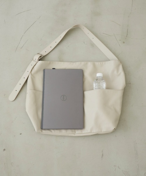 Aunt Marie's（アントマリーズ）の「フェイクレザーBIGショルダーバッグ【PC/A4サイズ収納可/通勤・通学にもオススメ】（ショルダーバッグ・レディース・キャメル/ブラック/ベージュ・FREE）」の5枚目の写真